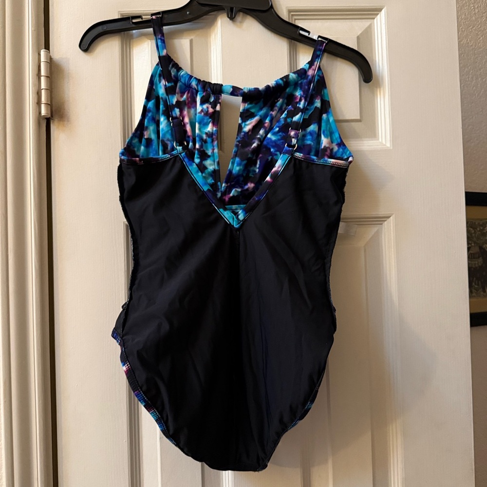 Beautiful Keyhole Magic suit by Miraclesuit sz8. - Picture 4 of 6